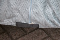By means of 2 zippers the right side can be opened completely